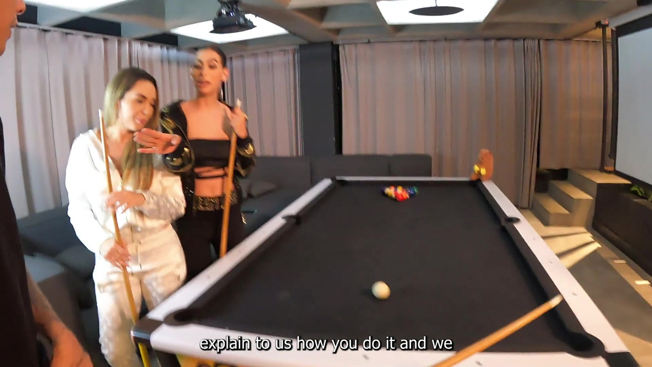 和两个令人难以置信的拉丁女郎在台球桌上玩3P