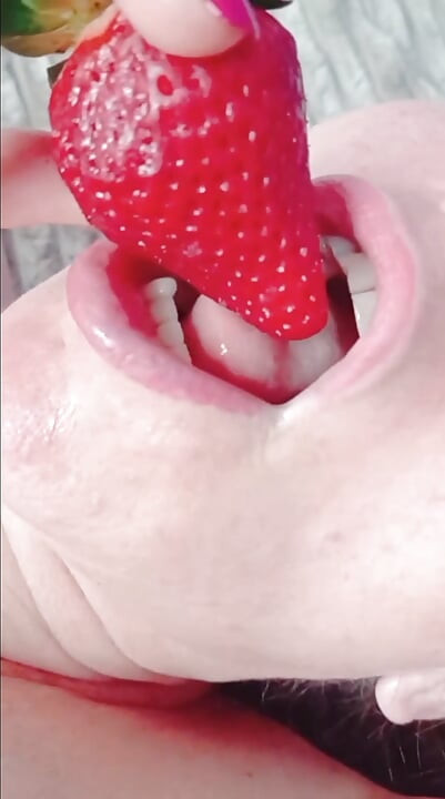 Sabrinahole, สตรอเบอร์รี่, กล้วย, ครีมเปรี้ยวและของเล่นยักษ์ใหม่ในลูกพีชฉ่ําของเธอ