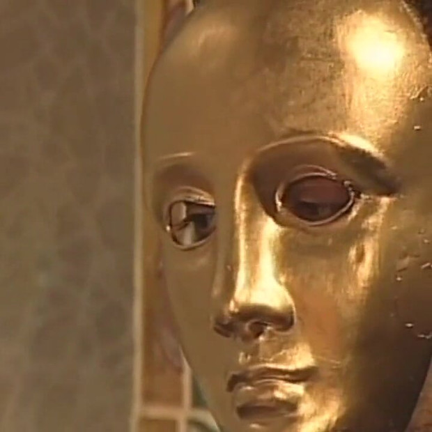 Iza maske droljasta MILF i 2 napaljena muškarca