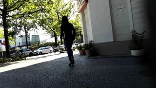 Travesti trans de salto alto andando na rua