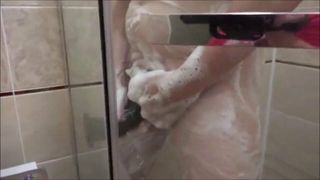 Romige masturbatie onder de douche door mijn milf -date