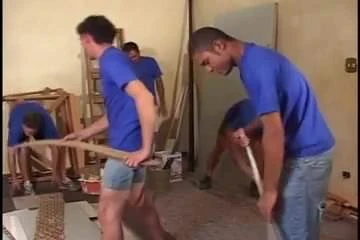 一个人在他的牢房里