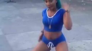 Chica jamaicana bailando