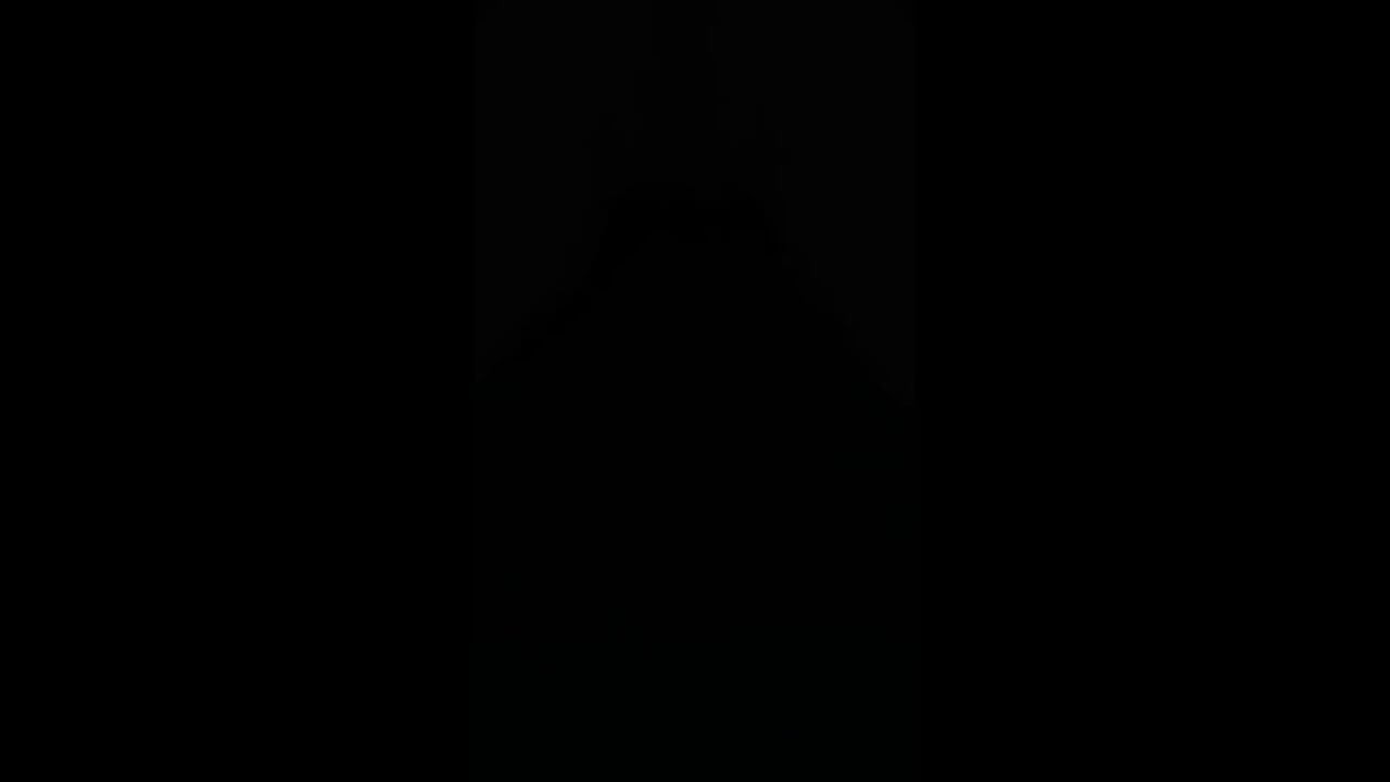 Eu não consigo parar de gemer enquanto meu namorado dedilha minha buceta molhada, terminando em um intenso orgasmo suculento e tremendo