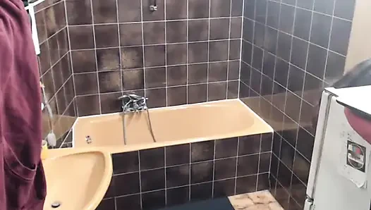 Schau zu, wie ich mich beim ausziehen und duschen