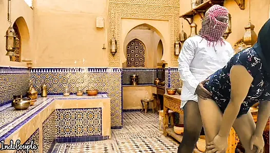 Suudi koca ve İranlı evli kadın mutfakta