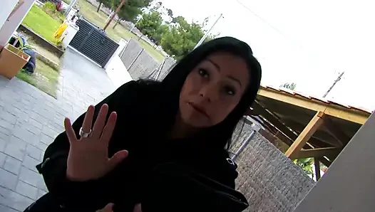 Сексуальная милфа с большими сиськами трахается пальцами в задницу... сперма в рот