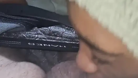 Zierlicher ebenholz-teen-blowjob im auto