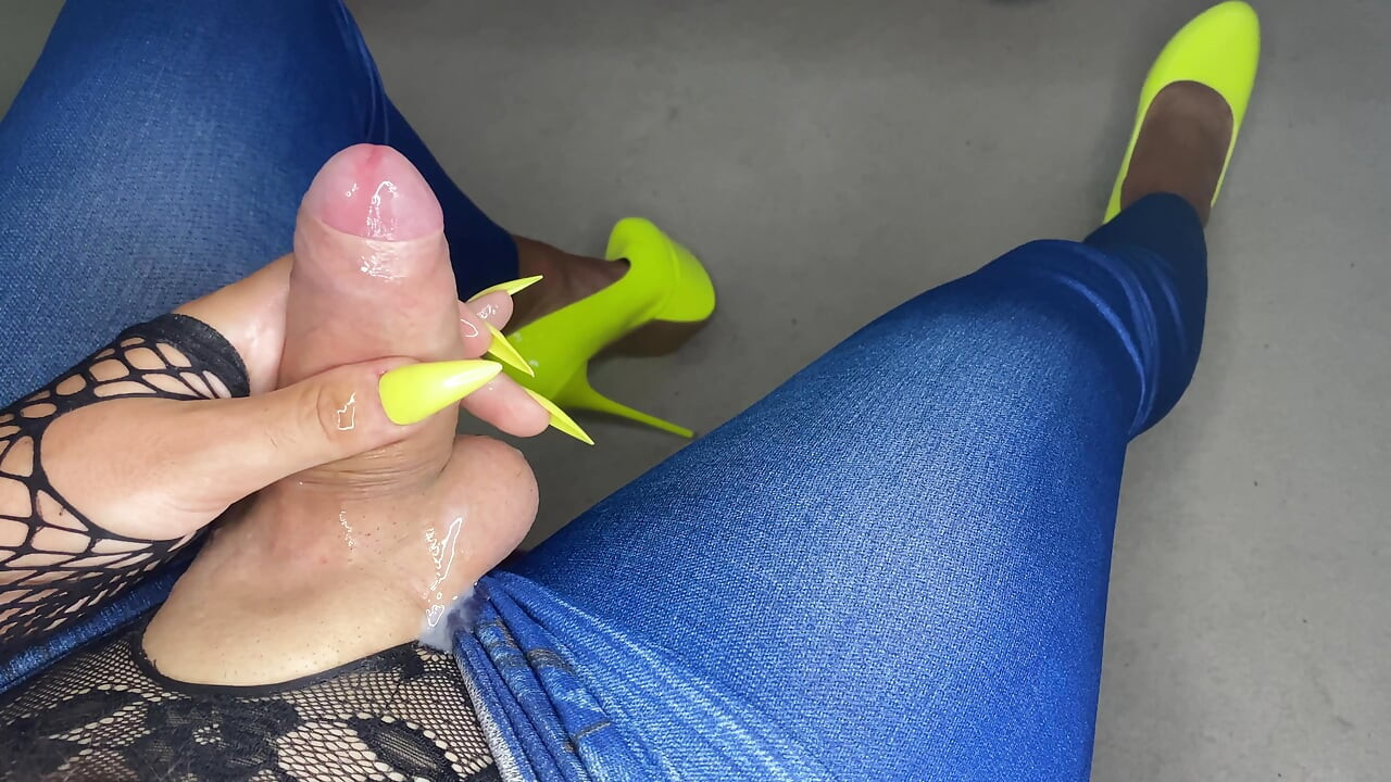 Brincando com meu pau de salto alto