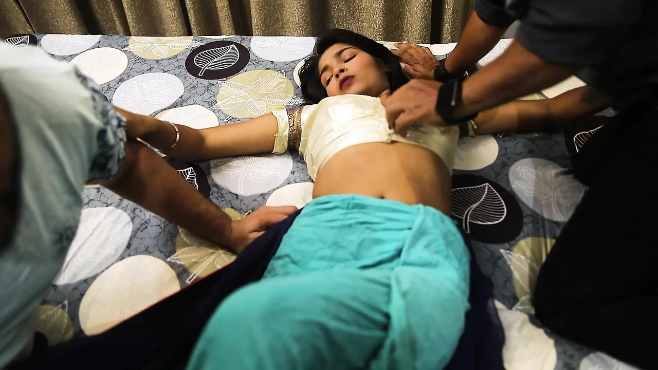 漂亮的办公室女孩为了得到升职而被她的办公室老板性交，重口味三人行