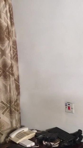 Epický okamžik z "uklízečka v mém hotelu vzala mého ptáka do kundičky a pohráhla si s ním"