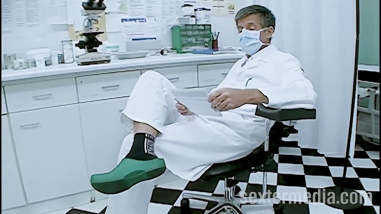 Dua Perempuan Gatal Untuk Dr. Dirty yang Sangat Kotor