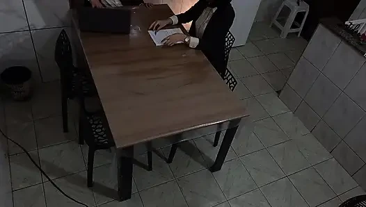 Sekretärin wird im konferenzraum in den arsch gefickt.
