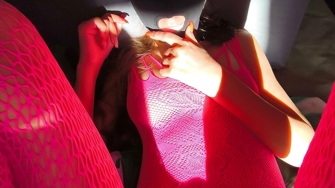 Estoy vestida con lencería transparente sexy y mi hermanastro se masturba mi coño rosado