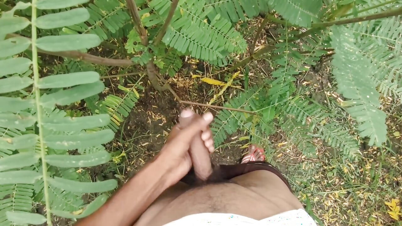 エッチな男の子が屋外でオナニーして射精
