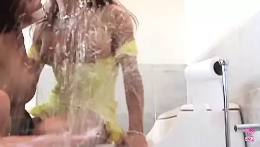 Lezbiyen sürtükler kıllı amcık ve büyük götlerde büyük dildolara boşalmanın tadını çıkarıyor