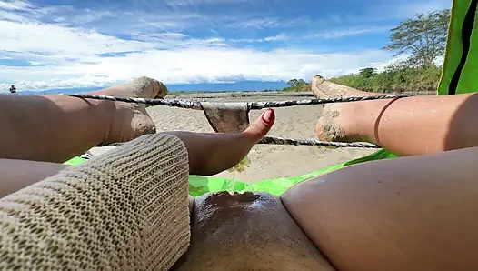 Мне нравится трогать себя, чтобы испытать оргазм на пляже, пока за мной наблюдают