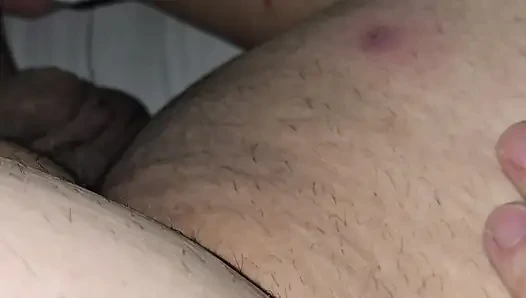 Stiefmutter-hand rutscht langsam vom stiefsohnbein auf seinem schwanz gab ihm einen handjob