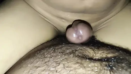 Evli kadın kocasını erkek arkadaşıyla sikiyor