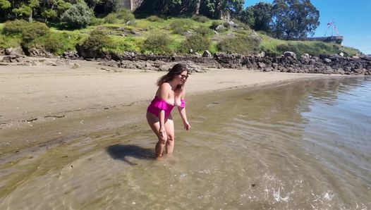 Cycki mamuśki nagle wypadły z jej kostiumu kąpielowego na plaży