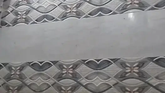 Desi bhabhi bathroom me naha rahi h...
