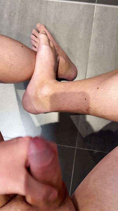 Long jerk and a massive cumshot on my feet!