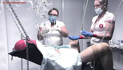 Dominatrix sahibe April, gerçek göğüslerini alıyor