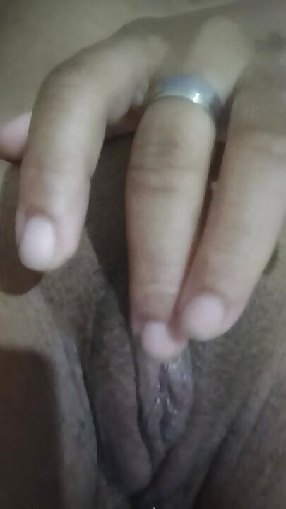 Une vierge se masturbe