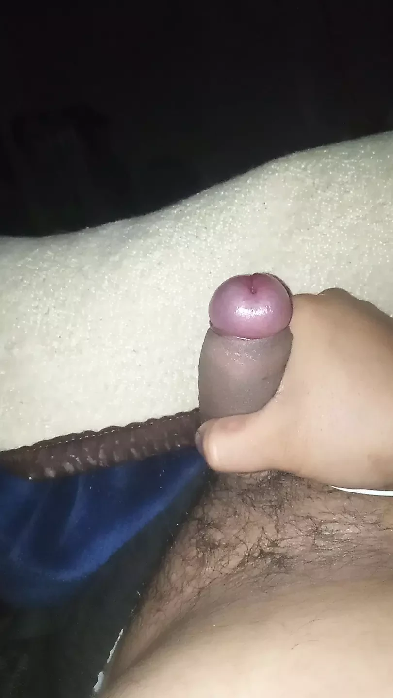 Me masturbo en la cama con un juguete muy agradable