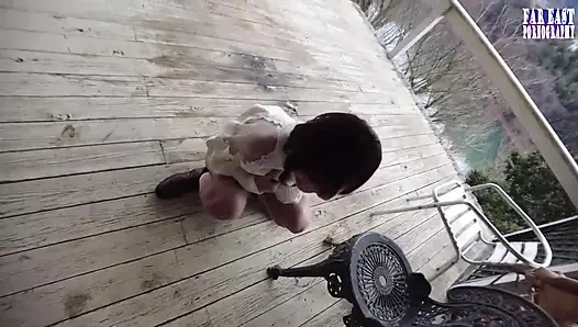 Islak işaret, kendini barederken parıldayan yaramaz bir iz bırakırken dolaşıyor 2/3