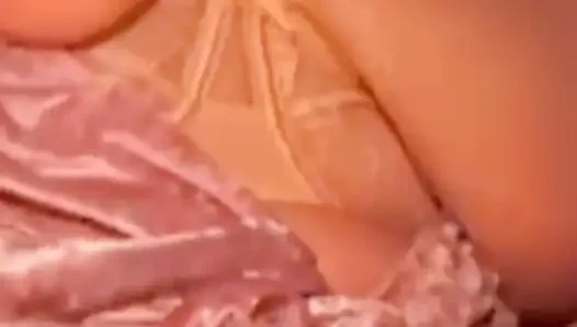 Sert anal yakın çekim sikişiyor, üvey annenin büyük götüne boşalıyor