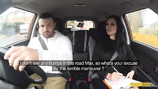 Fake driving school - heiße brünette jasmin jae mit dicken titten zeigt max in einem auto und zieht ihn für doggystyle-sex