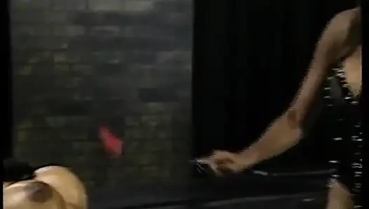 Она связанная немецкая черная крошка, которая была выпорота