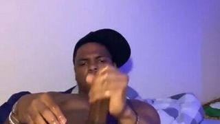Un gay noir musclé branle une grosse bite à la maison