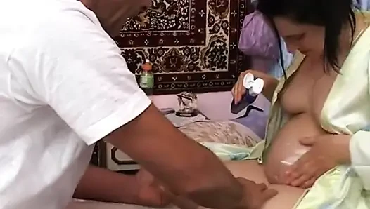 Беременная женщина скачет на жестком члене