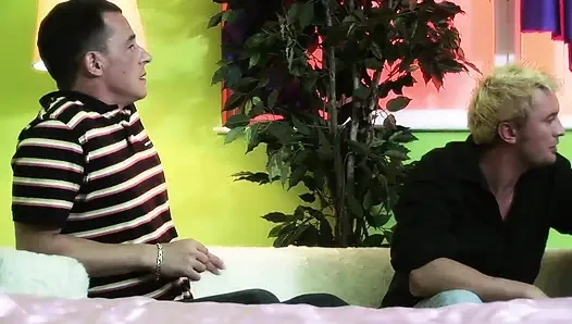 Güzel hatun sakso çekerken bu yarağı arka kapıdan alıyor