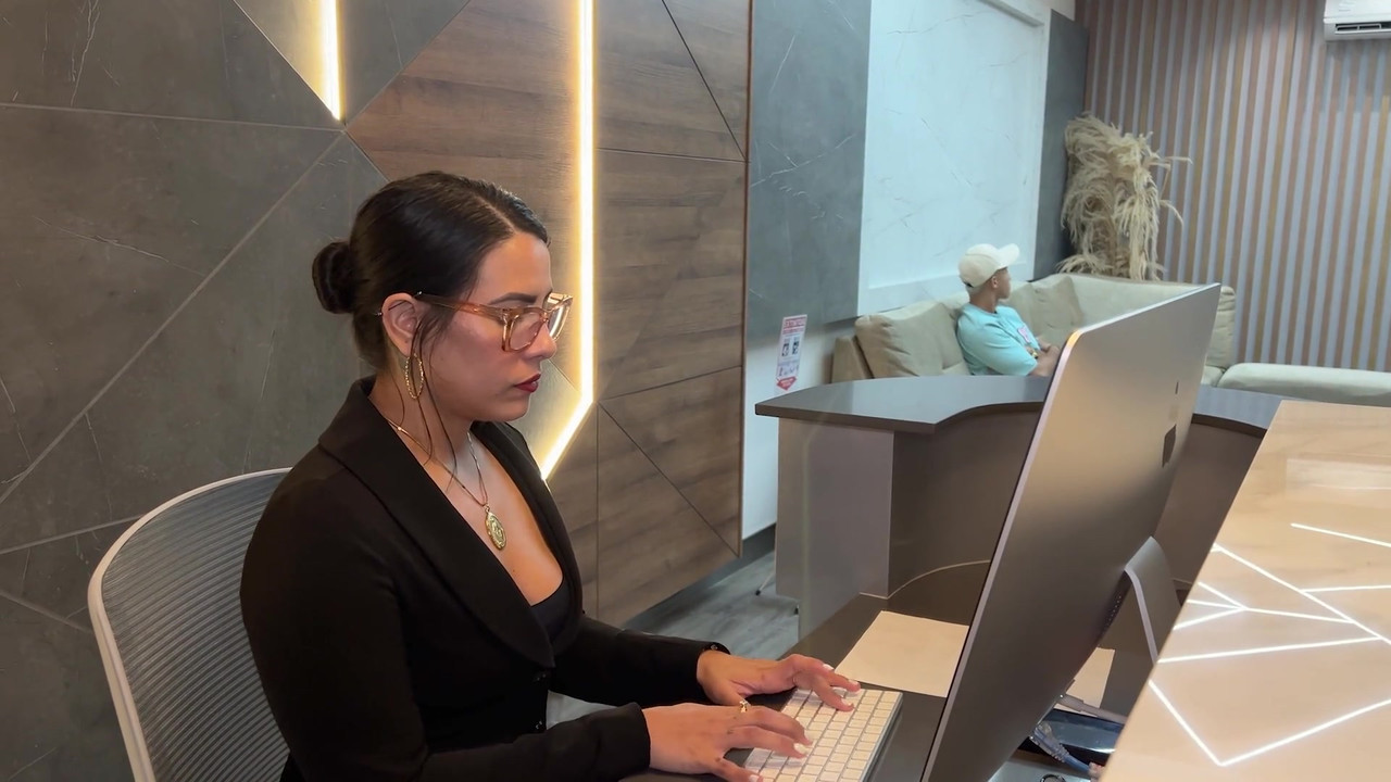 拉丁熟女秘书在办公室里操她老板的年轻客户，直到他们射在她脸上！Kylei Ellish