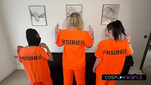 Cosplayxgirls - korumalar turuncu tulumlarımızı indirdi ve bizi deli gibi sikmeye başladı