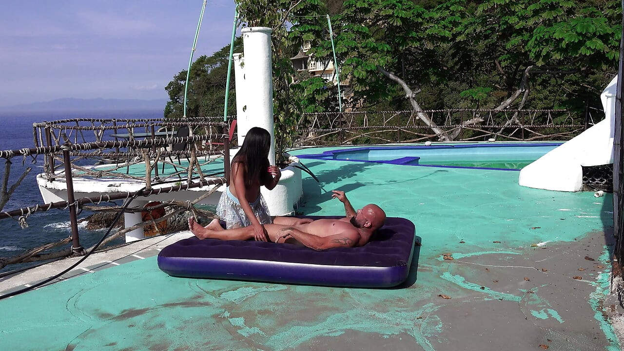 큰 엉덩이 Nataly는 그 행동을 가져옵니다