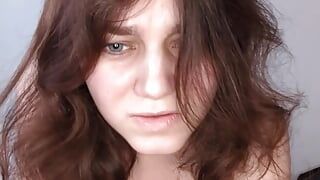 Drobna brunetka w neonowych stringach masturbuje się i poduszka humping orgazm