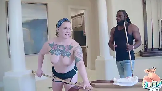 Bay Stixxx Quinn Marie'ye havuz dersi veriyor