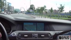 Cutie reçoit une vidéo anale au bord de la route avec Foxy di - mofos.com