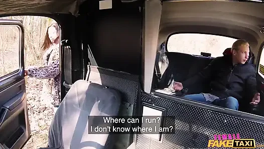 Frau fake Taxi - Therese bizarr reitet großen schwanz für eine kostenlose fahrt