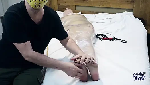 Gabriela in Mumifizierung mit Plastikverpackung, Auspeitschen, Bastinado und Kitzeln