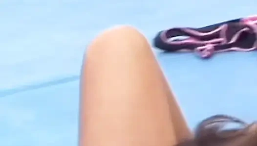 Идеальную французскую крошку трахнули на улице