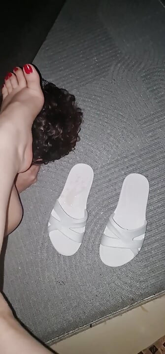 Mijn cuckold-slaaf komt klaar op mijn slipper