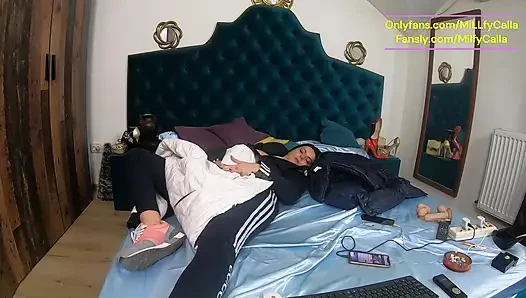 Hari relaksasi bareng downjacketku - striptis sporty, masturbasi sampai orgasme lembut