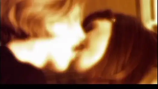 İki azgın klasik orta yaşlı seksi kadın götten sikiliyor ve ağzına büyük bir yarakla boşalıyor