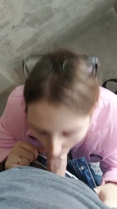 Awek itu menghisap di pintu masuk