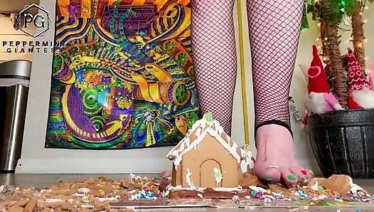 Giantess Noel köyü ağır çekimde zencefilli çörek evlerimi mahvediyor